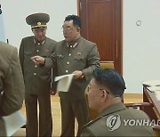 북한, 당 중앙군사위 확대회의서 연구토의 중인 간부들