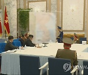 대형 지도 펼쳐놓고 회의 진행하는 북한 김정은