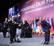 유엔 참전용사에 허리숙여 인사하는 윤석열 대통령