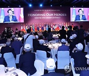 한국전 참전용사에 감사 인사 전하는 윤석열 대통령