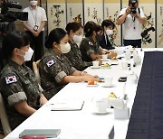 여군장교들과 간담회에서 발언하는 김현숙 장관