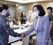 여군장교들과 인사하는 김현숙 장관