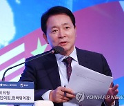 토론하는 성일종 정책위의장