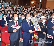 6·25 노래 제창하는 오세훈 시장