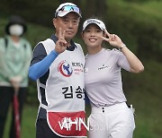 김송연 '콤비 캐디와 브이'[포토]
