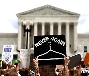 美대법원, '낙태 합법화 판례' 폐기..빌 게이츠 "시대 역행·女인권 후퇴"