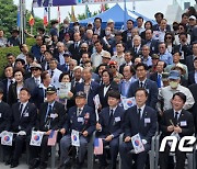 백선엽 장군 2주기서 기념촬영하는 이준석 대표