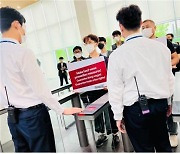 "쿠팡 물류센터 에어컨 설치·임금 인상을"..노조, 본사서 연좌농성
