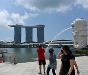 "외국인 근로자, 휴일에 공공장소 가려면 허락받아라"..'차별 논란' 계속되는 싱가포르