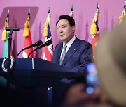 尹대통령 "평화는 힘으로 지키는 것"..튼튼한 안보 약속