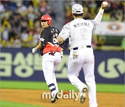 [MD포토] 이창진 '2타점 적시타 후 협살에'