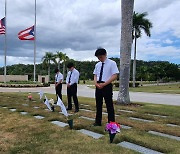 6·25 맞아 푸에르토리코 참전용사묘지 참배하는 대학생 봉사단원