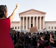 '낙태권' 50년 만에 폐지됐다..미국 전역 동시다발 시위