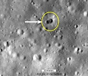 [아하! 우주] 정체불명 우주쓰레기 로켓, 달 뒷면 추락..NASA 탐사선 포착