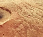 [우주를 보다] 화성 표면에서 노려보는 섬뜩한 '눈동자 크레이터' 포착