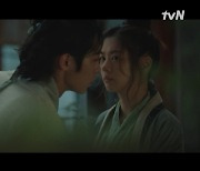 '환혼' 이재욱, 스승 정소민에 무릎 꿇고 맹세 "목숨 걸고 지키겠다"