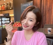 '돌싱글즈2' 김은영, 핑크 패션으로 더한 화사한 매력 "주말 즐겨봅시다"