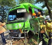 전남 영암서 군내버스·승용차 충돌..9명 다쳐