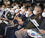 6·25전쟁 기념행사에서 태극기 흔드는 한덕수 총리