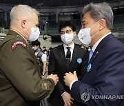 라카메라 주한미군사령관과 대화하는 박진·한동훈 장관