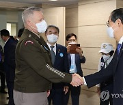 라카메라 주한미군 사령관과 인사하는 한덕수 총리
