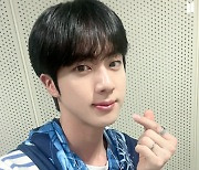 방탄소년단 진, 'Proof' 음악방송 비하인드 사진으로 팬심저격