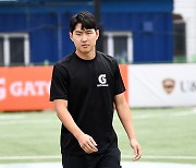 [포토] 이강인 '오늘은 축구 선생님으로 변신'