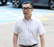 경찰, '서울의소리 고발' 김건희 팬카페 대표 고발인 조사