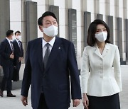 尹대통령, 나토 회의 통해 기시다 일본 총리 처음 만난다