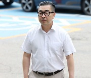 경찰, '서울의소리 고발' 김건희 여사 팬카페 대표 고발인 조사