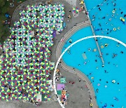 [포토] 재개장 한강 수영장..물놀이 즐기는 시민들