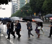[오늘 날씨] 전국에 천둥·번개 동반 소나기..체감 33도 찜통 더위