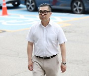 '김건희 여사 명예 훼손' 고발한 팬카페 대표, 경찰 출석