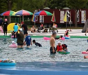 무더위에 북적이는 한강공원 수영장