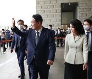 나토 동행 김건희, 스페인 궁전·미술관 방문..배우자 세션 참여
