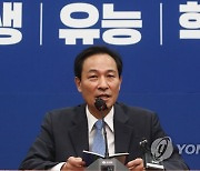 기자간담회에서 발언하는 우상호 비상대책위원장