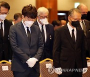 백범 김구 선생 추모식에서 묵념하는 이준석 대표