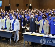 여성당선자 워크숍 참석자들과 구호 외치는 우상호 비상대책위원장