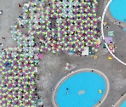형형색색 파라솔로 가득찬 한강수영장
