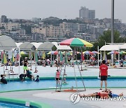 주말 한강공원 수영장 찾은 시민들