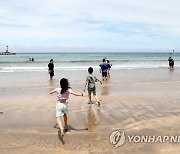 6월 마지막 휴일 '후텁지근'..워터파크·해변 '북적'