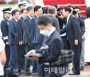[포토]관계자들과 인사 나누는 윤석열 대통령과 김건희 여사