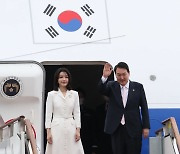 [포토]첫 해외순방길에 오른 윤석열 대통령과 김건희 여사