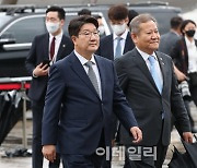 [포토]환송 마친 권성동 원내대표-이상민 장관
