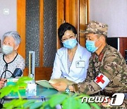 북한, '의약품 공급' 투입된 인민군 조명.."세상 제일가는 군대"