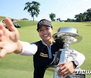 여자 PGA 챔피언십 우승컵 들고 셀카 포즈 취하는 전인지