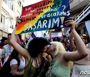 터키 경찰, 성소수자 행진서 200여명 체포