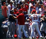 MLB LA 에인절스-시애틀, 경기 중 집단 난투극..8명 퇴장