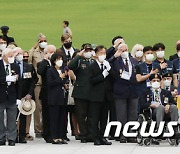 유엔군 참전용사들의 경례