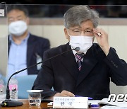인사청문회 질의 듣는 한국영 후보자